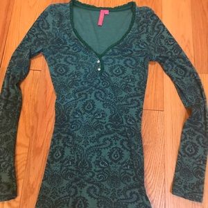 Long sleeve v-neck top.